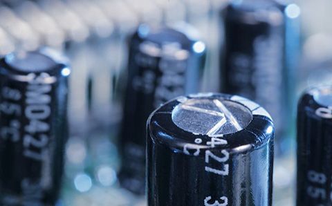 哪些材料會影響超級電容器的性能？